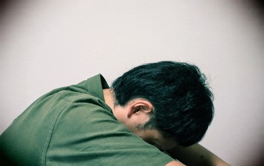 仕事で失敗をして落ち込んでいる男性のクローズアップ