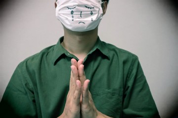 謝罪する日本人男性のクローズアップ