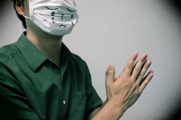 謝罪する日本人男性のクローズアップ