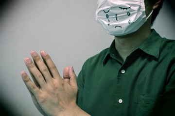 謝罪する日本人男性のクローズアップ