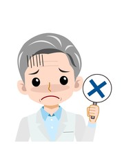 白衣を着た白髪の女性