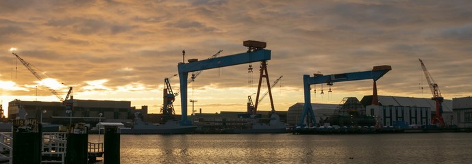 Werft Kräne an der Kieler Förde