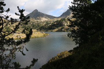 Fototapeta na wymiar Lac du milieu de Bastan (Hautes Pyrénées)