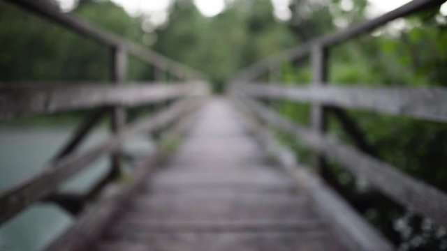Br&uuml;cke aus Holz f&uuml;hrt &uuml;ber den Fluss vor dem Wald 