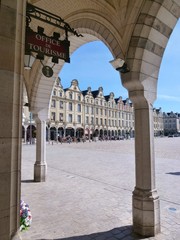 Ville d'Arras, vue sur la place de Héros depuis une arcade devant l'office de tourisme (France)