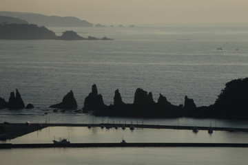 Fototapeta na wymiar 朝の海と橋杭岩 和歌山 日本