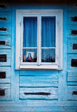 Okno zabytkowej drewnianej chałupy we wsi Tereszpol-Kukiełki na Roztoczu. Fotografia analogowa