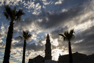 Début de soirée dans la ville de Monopoli en Italie