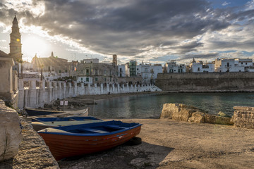 Début de soirée dans la ville de Monopoli en Italie