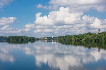 Fototapeta premium Fotos einer Bootsfahrt auf dem Großen Plöner See ein unter Naturschutz stehender See in Schleswig-Holstein