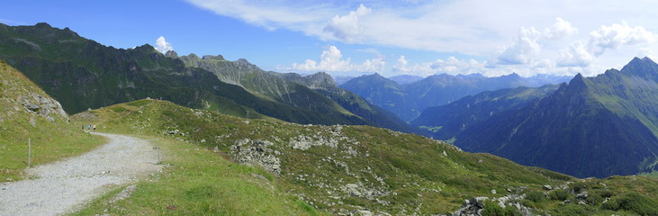 Auf dem Weg zum St. Ant&ouml;nier Joch ein Ausblick in der N&auml;he des Schafbergs auf die Montafoner Bergwelt
