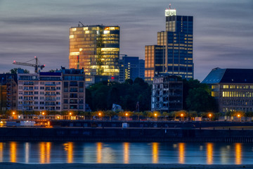 Moderne Architektur in Düsseldorf bei Sonnenaufgang