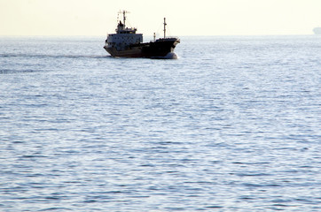 海と貨物船