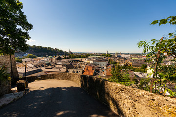 Weg auf dem Kapuzinerberg mit Stadt Salzburg in Österreich
