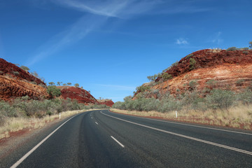 Straße durch rote Felsen im Outback Australien
