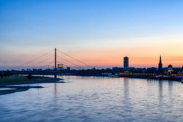 Sonnenaufgang über dem Rhein bei Düsseldorf