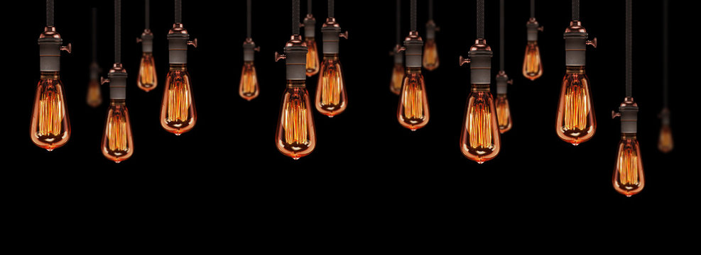 gruppe von edison h&auml;ngelampen in leuchtendem zustand mit sch&ouml;nen vintage gl&uuml;hbirnen und stilvollem warmen licht