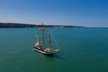 Fototapeta na wymiar Le Pelican of London, un bateau à voile au large des côtes normandes