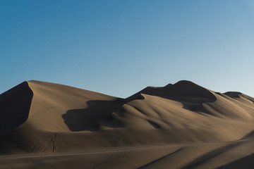 Fototapeta na wymiar desert, sand, dune, sahara, dunes, landscape, nature, sky, dry, travel, sun, hill, sand dune, hot, blue, heat, namibia, morocco, adventure, yellow, sandy, orange, horizon, summer, red, dunas, pajaros.