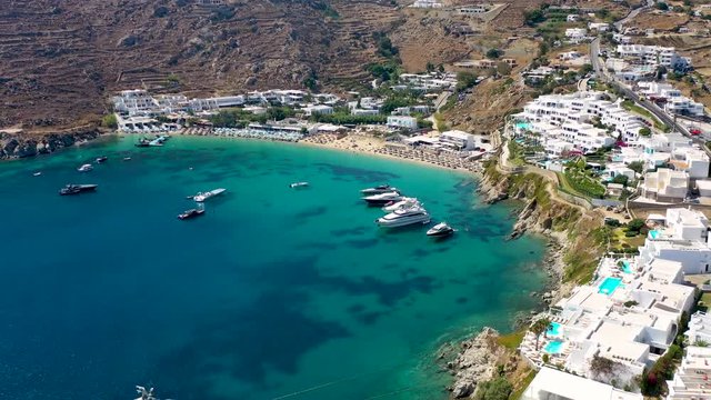 Panorama des popul&auml;ren Strandes von Psarou, Treffpunkt der Ber&uuml;hmten und Reichen auf Mykonos, Kykladen, Griechenland