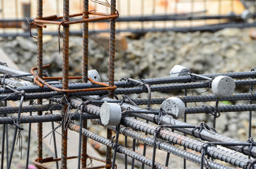 The construction steel bars are strapped with several strands of wire, and the circular cement is bonded at a distance, to provide the strength of the building foundation.