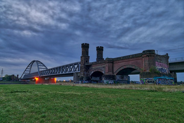 Eisenbahnbrücke und historischer Brückenkopf bei Düsseldorf Hamm