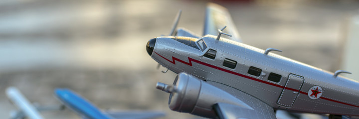 Maquette d'un avion de transport de passagers en vol