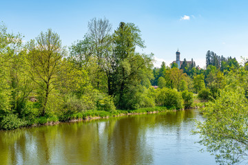 Blick über die Loisach auf das Kloster Beuerberg