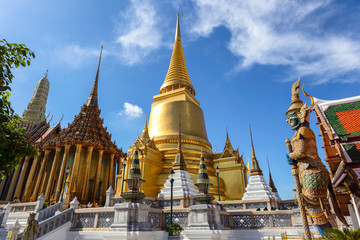 Fototapeta premium Wat Phra Kaew and Grand Palace in sunny day