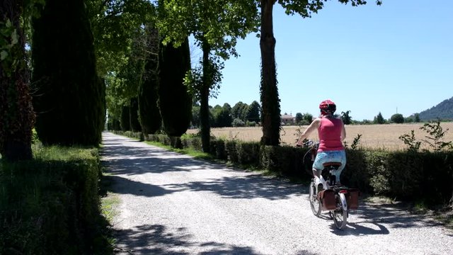 By bicycle along the cycling routes in the Veneto countryside at the foot of the Euganean Hills