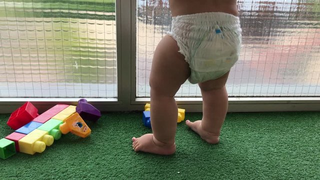 Beb&eacute; con pa&ntilde;al aprendiendo a andar