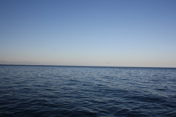 Fototapeta premium Smooth sea surface and horizon line