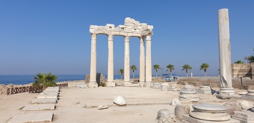 Die fünf rekonstruierten Säulen des Apollontempels sind ein beliebtes Ausflugsziel und Fotomotiv bei den Besuchern von Side. Erbaut wurde er im 2. Jhd. v. Chr. und dem Gott des Lichts Apollon geweiht,