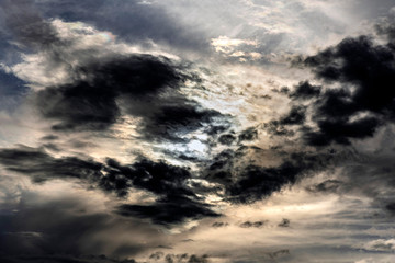 Dramatisches Wolkengebilde im Abendlicht