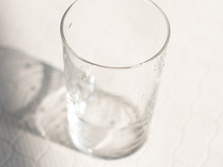 注ぐ前のグラス・コップ。水滴がついたグラス。