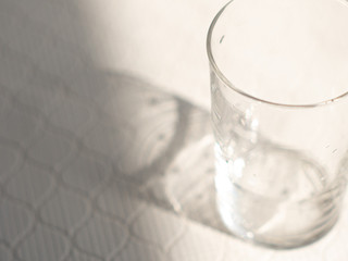 注ぐ前のグラス・コップ。水滴がついたグラス。