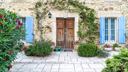 Eingangstür zu einem Mediterranes Haus, Occitanien, Frankreich
