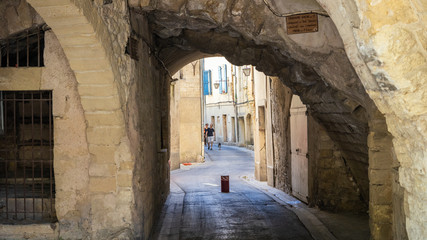 Gasse mit Torbogen, Sommières, Frankreich