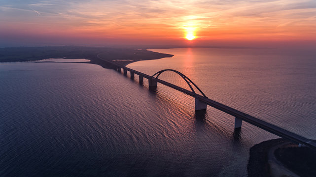Fehmarnsundbrücke im Sonnenuntergang aus der Vogelperspektive 