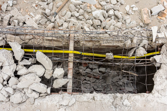 Trabalho de demoli&ccedil;&atilde;o de estrutura de concreto com ferragens