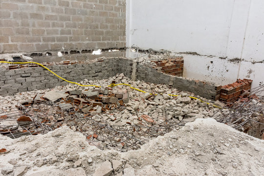 Trabalho de demoli&ccedil;&atilde;o de estrutura de concreto com ferragens
