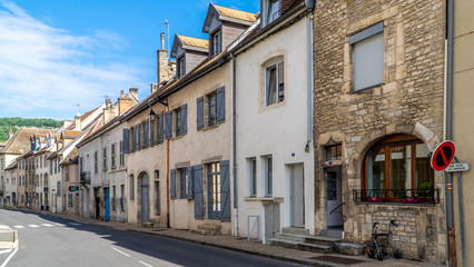 Strassenzug, Häuser in Ornans, Bourgogne-Franche-Comté, Frankreich