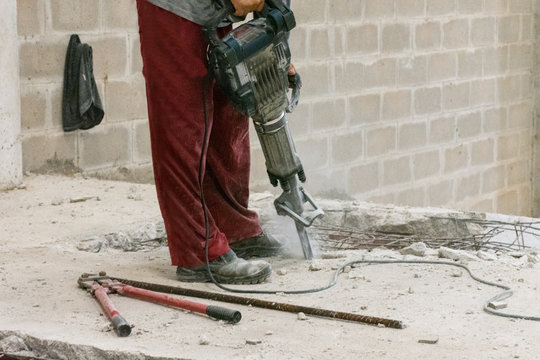 Trabalho de demoli&ccedil;&atilde;o de estrutura de concreto com ferragens