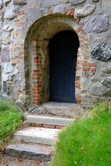 Geheimnisvolle Tür zu einer alten Burg