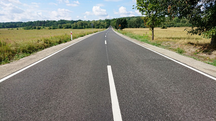 Malownicza droga przez tereny rolnicze.