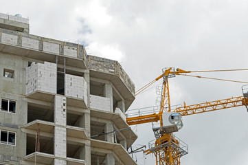 Building crane and building under construction