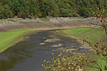 Der leere Edersee am Banfetal im Spätsommer