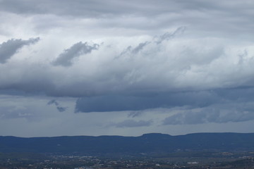 Paisaje de montaña y cielo con nubes