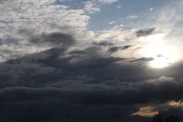 Paisaje con cielo con nubes parecidas a un cisne