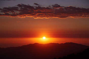 Increíble puesta de sol en un atardecer entre montañas